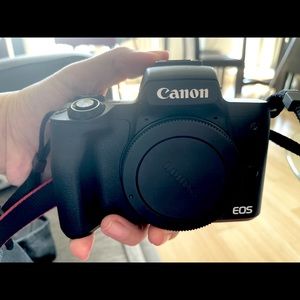 Canon eos m50 with 2 lenses, battery, charge, memory card and bag